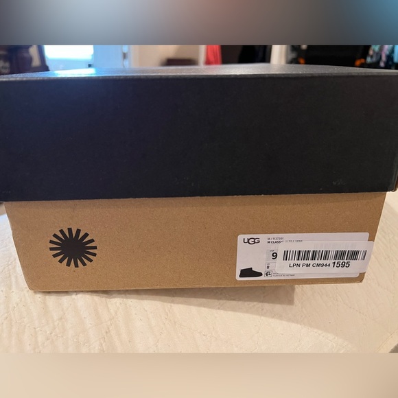 Ugg Classic Ultra Mini Boot, Black, Men’s Size 9, New in Box - Picture 9 of 9